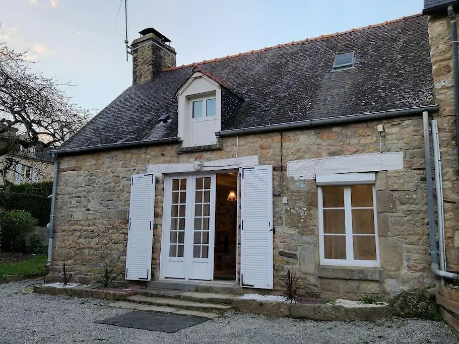 Holiday home Charmante Petite Maison De Bourg Avec Spa Val-Couesnon
